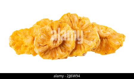 Ananas candito essiccato anelli isolati su sfondo bianco. Tracciato di ritaglio Foto Stock