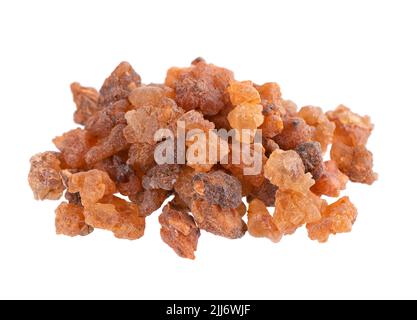 Resina mirra isolata su sfondo bianco. Mucchio di myrrrha Commiphora naturale. Opoponax Myrrrrh dolce. Incenso Foto Stock