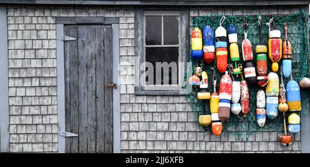 Entrata della casa del molo di pesca con attrezzatura da pesca appesa al muro Foto Stock