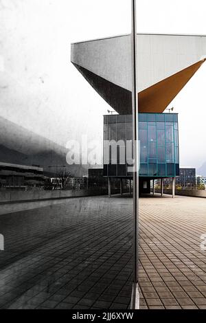 Una foto verticale dell'edificio Casa da Music con il riflesso in scala di grigi nel vetro Foto Stock