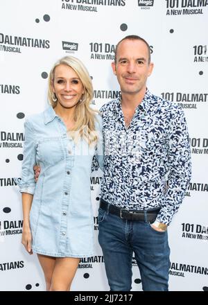 Londra, Regno Unito, venerdì 22nd luglio 2022 Martin Lewis e la moglie Lara Lewington arrivano alla serata della Dalmations Press 101 al Regent’s Park Open Air Theatre. Credit: DavidJensen / Empowics Entertainment / Alamy Live News Foto Stock