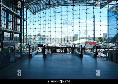 Berlino, Germania, 14 luglio 2022, vista attraverso la facciata di vetro della sala d'ingresso nella stazione principale verso Potsdamer Platz con gli edifici di t Foto Stock