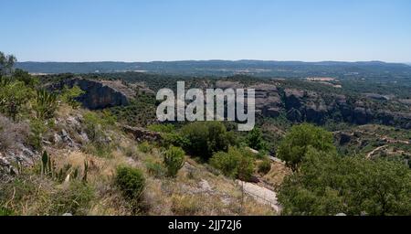 Alquezar villaggio in Spagna, un'ex fortezza con una chiesa attiva costruita in cima a un affioramento calcareo Foto Stock