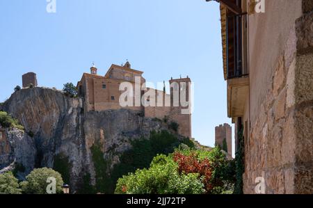 Alquezar villaggio in Spagna, un'ex fortezza con una chiesa attiva costruita in cima a un affioramento calcareo Foto Stock