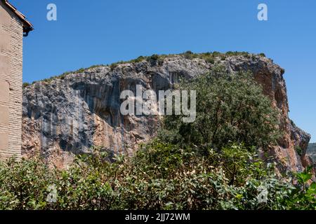 Alquezar villaggio in Spagna, un'ex fortezza con una chiesa attiva costruita in cima a un affioramento calcareo Foto Stock