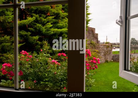 Camera con vista sulla baia di Galway e sul castello Dunguaire a Kinvara, Irlanda. Foto Stock