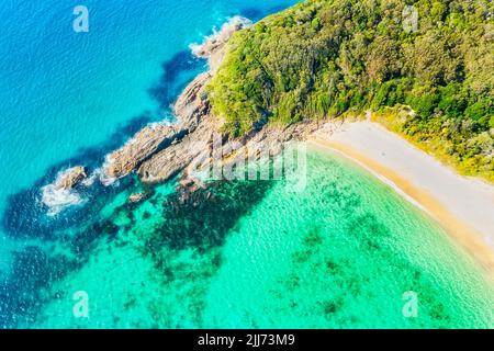 Spiaggia Shelly con acqua tropicale smeraldo incontaminata e sabbia bianca sulla costa pacifica dell'Australia a Elizabeth Beach Bay. Foto Stock