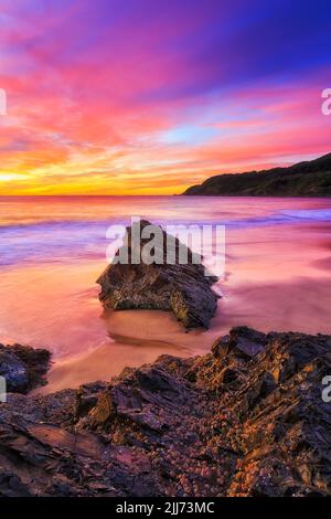 Scenografica coloufrul Seascape all'alba sulla spiaggia di Burgess nella città di Forster in Australia verso Hawke headland cape. Foto Stock