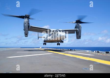 220721-N-XN177-2183 OCEANO PACIFICO (21 luglio 2022) – un aereo da tiltrotor MV-22 Osprey assegnato a Marine Medium Tiltrotor Squadron (VMM) 262 atterra sul ponte di volo a bordo della nave da assalto anfibio USS Tripoli (LHA 7), 21 luglio 2022. Tripoli opera nell'area operativa della flotta USA 7th per migliorare l'interoperabilità con alleati e partner e servire come forza di risposta pronta a difendere la pace e mantenere la stabilità nella regione Indo-Pacific. (STATI UNITI Foto Navy di Mass Communication Specialist 1st Classe Peter Burghart) Foto Stock