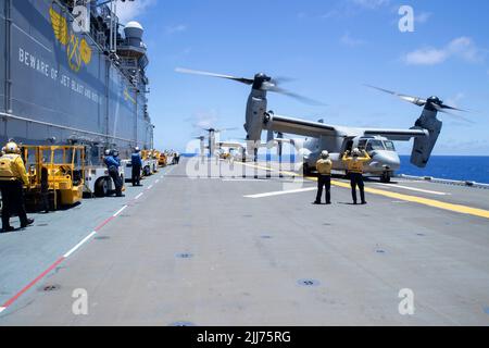 220721-N-XN177-2008 OCEANO PACIFICO (21 luglio 2022) – MV-22 Tiltrotor Osprey assegnato a Marine Medium Tiltrotor Squadron (VMM) 262 prepararsi a decollo dal ponte di volo a bordo della nave d'assalto anfibio USS Tripoli (LHA 7), 21 luglio 2022. Tripoli opera nell'area operativa della flotta USA 7th per migliorare l'interoperabilità con alleati e partner e servire come forza di risposta pronta a difendere la pace e mantenere la stabilità nella regione Indo-Pacific. (STATI UNITI Foto Navy di Mass Communication Specialist 1st Classe Peter Burghart) Foto Stock