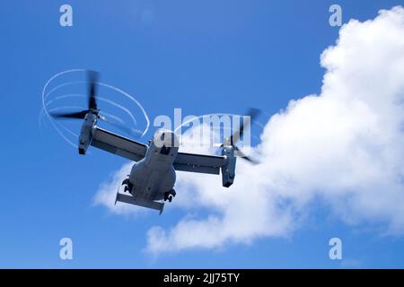 220721-N-XN177-2127 OCEANO PACIFICO (21 luglio 2022) – un aereo da tiltrotor MV-22 Osprey assegnato a Marine Medium Tiltrotor Squadron (VMM) 262 vola sopra la portaerei da assalto anfibio USS Tripoli (LHA 7), 21 luglio 2022. Tripoli opera nell'area operativa della flotta USA 7th per migliorare l'interoperabilità con alleati e partner e servire come forza di risposta pronta a difendere la pace e mantenere la stabilità nella regione Indo-Pacific. (STATI UNITI Foto Navy di Mass Communication Specialist 1st Classe Peter Burghart) Foto Stock