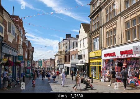 Gli amanti dello shopping in Peascod Street, centro di Windsor, Berkshire, South East England Foto Stock