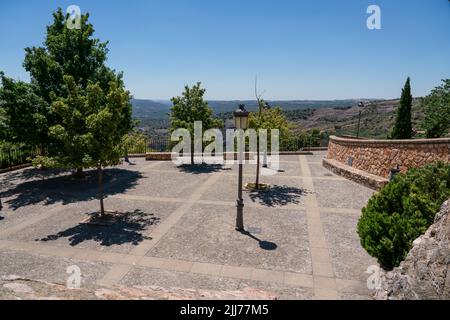 Alquezar villaggio in Spagna, un'ex fortezza con una chiesa attiva costruita in cima a un affioramento calcareo Foto Stock