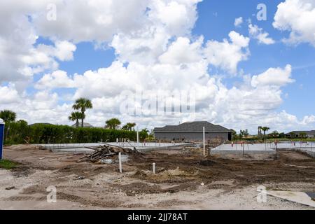 7/22/22, Babcock Ranch, Florida - Babcock Ranch pubblicizzato come la città natale di domani, vivere sostenibile, netto zero, alloggiamento privo di carbonio all'interno della Comunità di Babcock. Varie fasi in costruzione, situato vicino a Fort Myers Florida, Babcock Ranch, Florida, Venerdì 22 luglio 2022. Foto di Jennifer Greylock-Alamy Foto Stock