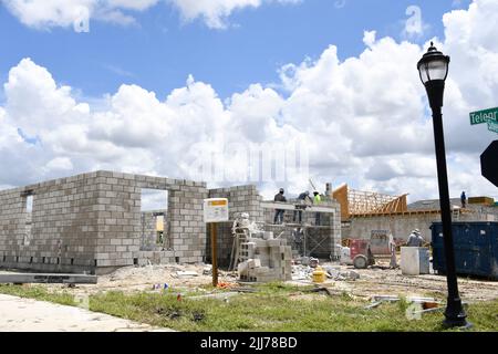 7/22/22, Babcock Ranch, Florida - Babcock Ranch pubblicizzato come la città natale di domani, vivere sostenibile, netto zero, alloggiamento privo di carbonio all'interno della Comunità di Babcock. Varie fasi in costruzione, situato vicino a Fort Myers Florida, Babcock Ranch, Florida, Venerdì 22 luglio 2022. Foto di Jennifer Greylock-Alamy Foto Stock