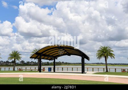 7/22/22, Babcock Ranch, Florida - Babcock Ranch pubblicizzato come la città natale di domani, vivere sostenibile, netto zero, alloggiamento privo di carbonio all'interno della Comunità di Babcock. Varie fasi in costruzione, situato vicino a Fort Myers Florida, Babcock Ranch, Florida, Venerdì 22 luglio 2022. Foto di Jennifer Greylock-Alamy Foto Stock