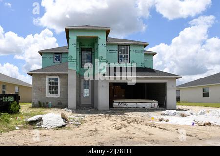 7/22/22, Babcock Ranch, Florida - Babcock Ranch pubblicizzato come la città natale di domani, vivere sostenibile, netto zero, alloggiamento privo di carbonio all'interno della Comunità di Babcock. Varie fasi in costruzione, situato vicino a Fort Myers Florida, Babcock Ranch, Florida, Venerdì 22 luglio 2022. Foto di Jennifer Greylock-Alamy Foto Stock