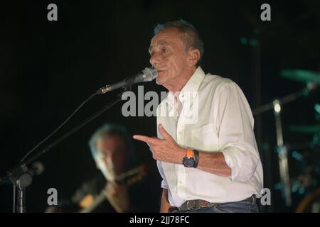 Ascea, Italia. 23rd luglio 2022. Roberto Vecchioni, cantautore, scrittore, poeta ed ex insegnante italiano, presenta “l'Infinito Tour”, un grande spettacolo di canzoni, immagini e monologhi che darà al pubblico una performance intensa ed emozionante. (Foto di Mariano Montella/Pacific Press) Credit: Pacific Press Media Production Corp./Alamy Live News Foto Stock