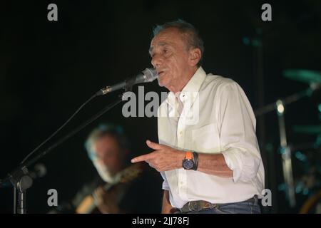 Ascea, Italia. 23rd luglio 2022. Roberto Vecchioni, cantautore, scrittore, poeta ed ex insegnante italiano, presenta “l'Infinito Tour”, un grande spettacolo di canzoni, immagini e monologhi che darà al pubblico una performance intensa ed emozionante. (Foto di Mariano Montella/Pacific Press) Credit: Pacific Press Media Production Corp./Alamy Live News Foto Stock