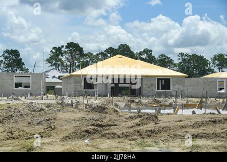 7/22/22, Babcock Ranch, Florida - Babcock Ranch pubblicizzato come la città natale di domani, vivere sostenibile, netto zero, alloggiamento privo di carbonio all'interno della Comunità di Babcock. Varie fasi in costruzione, situato vicino a Fort Myers Florida, Babcock Ranch, Florida, Venerdì 22 luglio 2022. Foto di Jennifer Greylock-Alamy Foto Stock