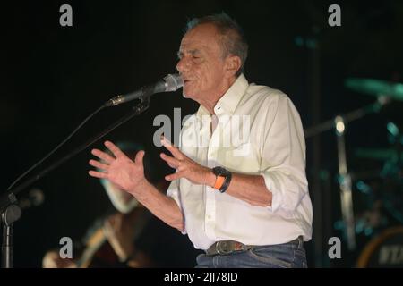 Ascea, Italia. 23rd luglio 2022. Roberto Vecchioni, cantautore, scrittore, poeta ed ex insegnante italiano, presenta “l'Infinito Tour”, un grande spettacolo di canzoni, immagini e monologhi che darà al pubblico una performance intensa ed emozionante. (Foto di Mariano Montella/Pacific Press) Credit: Pacific Press Media Production Corp./Alamy Live News Foto Stock