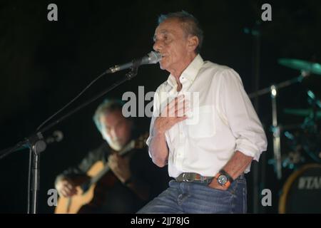 Ascea, Italia. 23rd luglio 2022. Roberto Vecchioni, cantautore, scrittore, poeta ed ex insegnante italiano, presenta “l'Infinito Tour”, un grande spettacolo di canzoni, immagini e monologhi che darà al pubblico una performance intensa ed emozionante. (Foto di Mariano Montella/Pacific Press) Credit: Pacific Press Media Production Corp./Alamy Live News Foto Stock