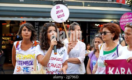 Izmir, Turchia. 23rd luglio 2022. Il ritiro della Turchia dalla Convenzione di Istanbul è stato approvato all'unanimità dalla Camera del Consiglio di Stato del 10th il 19 luglio. L'Assemblea delle Donne di Izmir della Confederazione dei sindacati dei lavoratori pubblici è stata protestata con striscioni e slogan. (Foto di Idil Toffolo/Pacific Press) Credit: Pacific Press Media Production Corp./Alamy Live News Foto Stock