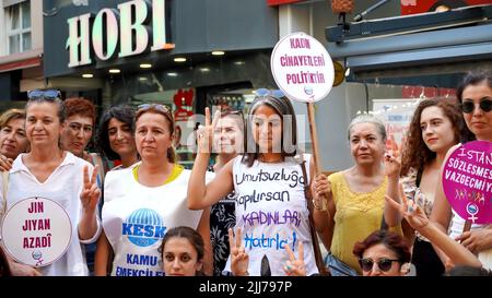 Izmir, Turchia. 23rd luglio 2022. Il ritiro della Turchia dalla Convenzione di Istanbul è stato approvato all'unanimità dalla Camera del Consiglio di Stato del 10th il 19 luglio. L'Assemblea delle Donne di Izmir della Confederazione dei sindacati dei lavoratori pubblici è stata protestata con striscioni e slogan. (Foto di Idil Toffolo/Pacific Press) Credit: Pacific Press Media Production Corp./Alamy Live News Foto Stock