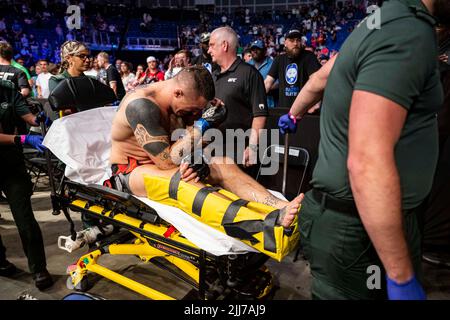 LONDRA, REGNO UNITO. 23 luglio 2022. Tom Aspinall è infortunato durante Blaydes vs Aspinall - UFC Heavyweight alla O2 Arena sabato 23 luglio 2022 a LONDRA REGNO UNITO. Credito: Solo per uso editoriale Taka G Wu/Alamy Live News, licenza necessaria per uso commerciale. Nessun utilizzo in scommesse, giochi o pubblicazioni di un singolo club/campionato/giocatore. Foto Stock