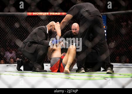 LONDRA, REGNO UNITO. 23th Lug 2022. Tom Aspinall(#6) è infortunato presenta Blaydes vs Aspinall - UFC Heavyweight alla O2 Arena sabato 23 luglio 2022 a LONDRA REGNO UNITO. Credit: Taka G Wu/Alamy Live News solo per uso editoriale, licenza richiesta per uso commerciale. Nessun utilizzo nelle scommesse, nei giochi o nelle pubblicazioni di un singolo club/campionato/giocatore. Foto Stock