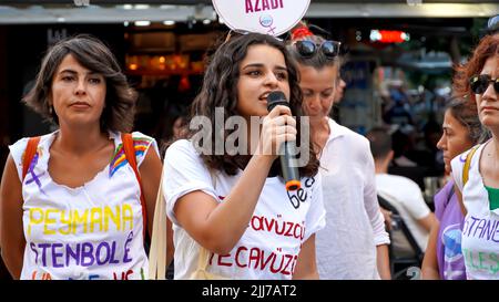 Izmir, Turchia, Turchia. 23rd luglio 2022. Il ritiro della Turchia dalla Convenzione di Istanbul è stato approvato all'unanimità dalla Camera del Consiglio di Stato del 10th il 19 luglio. L'Assemblea delle Donne di Izmir della Confederazione dei sindacati dei lavoratori pubblici è stata protestata con striscioni e slogan. (Credit Image: © DIL Toffolo/Pacific Press via ZUMA Press Wire) Foto Stock