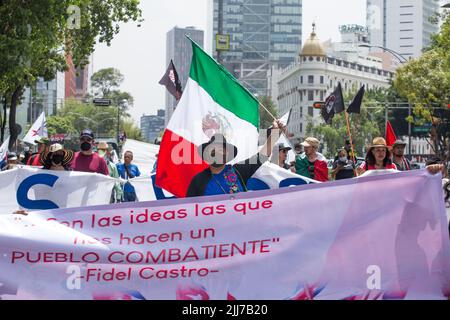 Città del Messico, CDMX, Messico. 23rd luglio 2022. Il movimento messicano di solidarietà con Cuba, ha tenuto una marcia che culminò davanti all'ambasciata degli Stati Uniti, per commemorare l'anniversario dell'inizio della rivoluzione cubana, avvenuta il 26 luglio 1953. I partecipanti chiesero la fine del blocco economico contro l'isola. (Credit Image: © Cristian Leyva/ZUMA Press Wire) Foto Stock