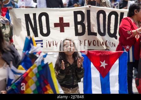 Città del Messico, CDMX, Messico. 23rd luglio 2022. Il movimento messicano di solidarietà con Cuba, ha tenuto una marcia che culminò davanti all'ambasciata degli Stati Uniti, per commemorare l'anniversario dell'inizio della rivoluzione cubana, avvenuta il 26 luglio 1953. I partecipanti chiesero la fine del blocco economico contro l'isola. (Credit Image: © Cristian Leyva/ZUMA Press Wire) Foto Stock