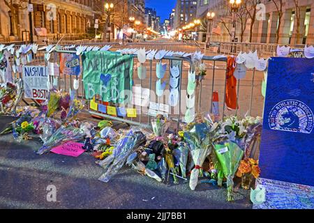 Memorial da fiori allestito su Boylston Street a Boston, USA. 3 persone uccise e più di 100s ferite durante il bombardamento della maratona di Boston 2013. Foto Stock