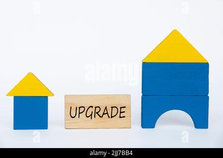 Modello di casa da piccola casa aggiornamento a piccola casa. Investimento domestico e concetto di proprietà Foto Stock