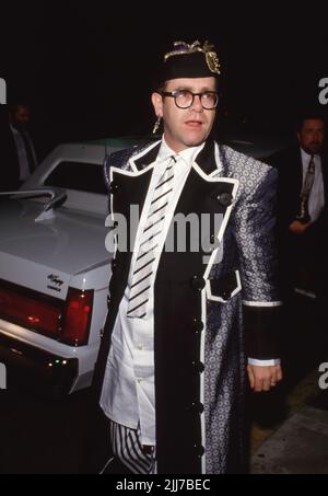 Elton John al Nicky Blair's Restaurant di Hollywood, California, 25 giugno 1987. Credit: Ralph Dominguez/MediaPunch Foto Stock