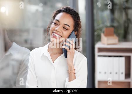 Sapevo che Id ottiene questa chiamata. Una giovane donna d'affari che parla sul suo cellulare mentre si trova in ufficio. Foto Stock