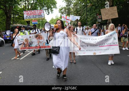 Londra, Regno Unito, 23rd luglio 2022. In gran parte i manifestanti anti vaccinali hanno marciato per i feriti del vaccino e in memoria dei morti. Centinaia di persone che indossano abiti bianchi si sono radunate fuori da Buckingham Palace protestando anche per i bambini, e marciarono attraverso Londra occidentale, terminando ad Hyde Park dove furono deposti fiori per le persone che morirono dopo essere state somministrate le vaccinazioni di Covid. Credit: Undicesima ora Fotografia/Alamy Live News Foto Stock