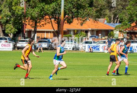 WAAFL 2021 Football C5 grado Amateurs Grand finale tra Trinity Aquinas e North Beach Football Club. Foto Stock