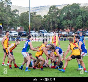 WAAFL 2021 Football C5 grado Amateurs Grand finale tra Trinity Aquinas e North Beach Football Club. Foto Stock