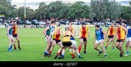 WAAFL 2021 Football C5 grado Amateurs Grand finale tra Trinity Aquinas e North Beach Football Club. Foto Stock