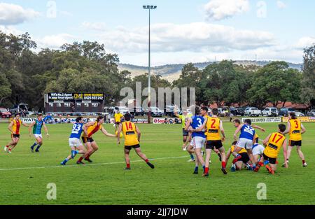 WAAFL 2021 Football C5 grado Amateurs Grand finale tra Trinity Aquinas e North Beach Football Club. Foto Stock