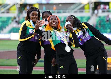 Kemba Nelson, Elaine Thompson-Herah, Shelly-Ann Fraser-Pryce e Shericka Jackson in Giamaica seguono la finale femminile 4x100m del nove° giorno dei Campionati mondiali di atletica a Hayward Field, University of Oregon negli Stati Uniti d’America. Data foto: Sabato 23 luglio 2022. Foto Stock