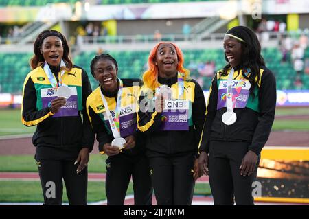 Kemba Nelson, Elaine Thompson-Herah, Shelly-Ann Fraser-Pryce e Shericka Jackson in Giamaica seguono la finale femminile 4x100m del nove° giorno dei Campionati mondiali di atletica a Hayward Field, University of Oregon negli Stati Uniti d’America. Data foto: Sabato 23 luglio 2022. Foto Stock