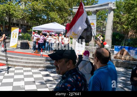 New York, Stati Uniti. 23rd luglio 2022. Un uomo ondeggia la bandiera egiziana durante un festival del patrimonio egiziano a Athens Square, nel quartiere Astoria di New York City. Credit: SOPA Images Limited/Alamy Live News Foto Stock