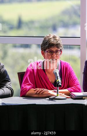Edmonton, Canada. 23rd luglio 2022. Marion Haggarty- France, (membro del team di organizzazione della visita papale, coordinatore del sito Alberta) parla ai media prima della visita canadese di sua Santità Papa Francesco, della preparazione necessaria per tale visita, nonché delle aspettative dalla visita a Edmonton, Quebec e Iqualuit. Credit: SOPA Images Limited/Alamy Live News Foto Stock