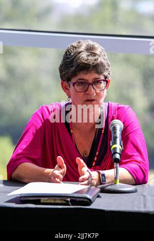 Edmonton, Canada. 23rd luglio 2022. Marion Haggarty- France, (membro del team di organizzazione della visita papale, coordinatore del sito Alberta) parla ai media prima della visita canadese di sua Santità Papa Francesco, della preparazione necessaria per tale visita, nonché delle aspettative dalla visita a Edmonton, Quebec e Iqualuit. (Foto di Ron Palmer/SOPA Images/Sipa USA) Credit: Sipa USA/Alamy Live News Foto Stock