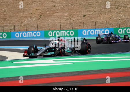 23.07.2022, circuito Paul Ricard, le Castellet, FORMULA 1 LENOVO GRAND PRIX DE FRANCE 2021, im Bild George Russell (GBR), Mercedes-AMG Petronas Formula uno Team, Esteban OCON (fra), Alpine F1 Team Foto Stock