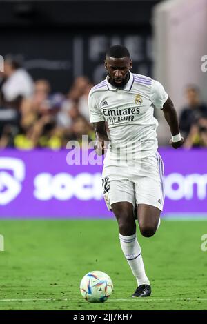 23 luglio 2022: Il centrocampista di Real Madrid Antonio Rudiger (22) controlla la palla durante il Soccer Champions Tour 22 con Real Madrid CF vs FC Barcellona all'Allegiant Stadium di Las Vegas, NV. Il FC Barcelona guida il Real Madrid CF a metà tempo dal 1 al 0. Christopher Trim/CSM. Foto Stock