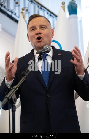 Il presidente polacco Andrzej Duda, visto parlare di fronte alle bandiere con simboli olimpici. L'apertura del club polacco del comitato olimpico con la partecipazione del presidente polacco Andrzej Duda e del presidente del comitato olimpico internazionale Thomas Bach. (Foto di Wojciech Grabowski/SOPA Images/Sipa USA) Credit: Sipa USA/Alamy Live News Foto Stock